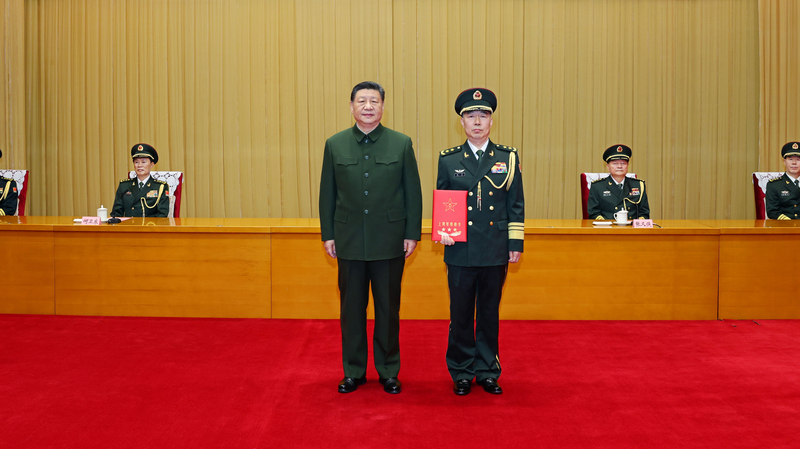 習近平氏、人民解放軍陸軍政治委員を上将に昇進　北京で命令書授与
