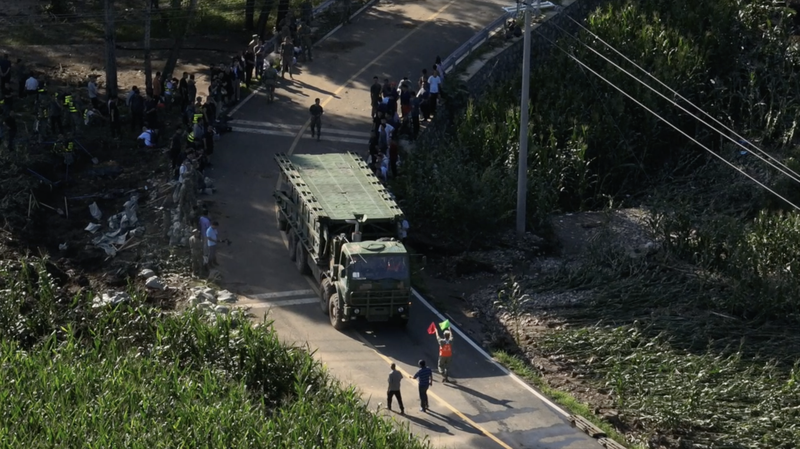 河北省で豪雨と洪水　人民解放軍が40分で橋を修復 video poster