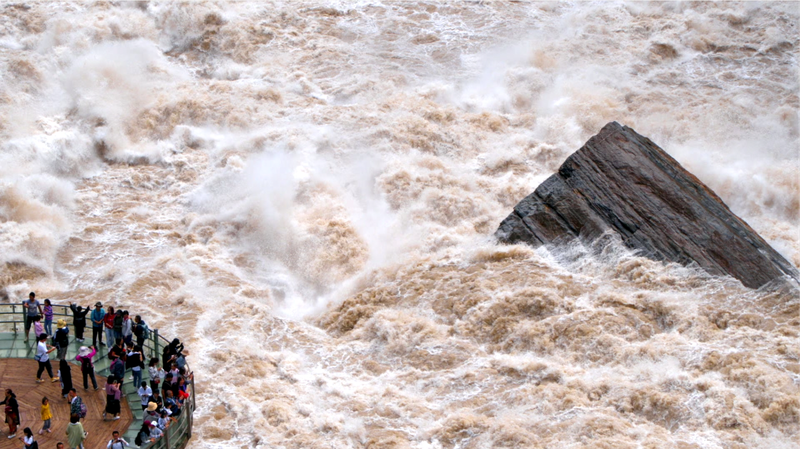 中国雲南省・Tiger Leaping Gorgeで夏の暑さを忘れる絶景体験