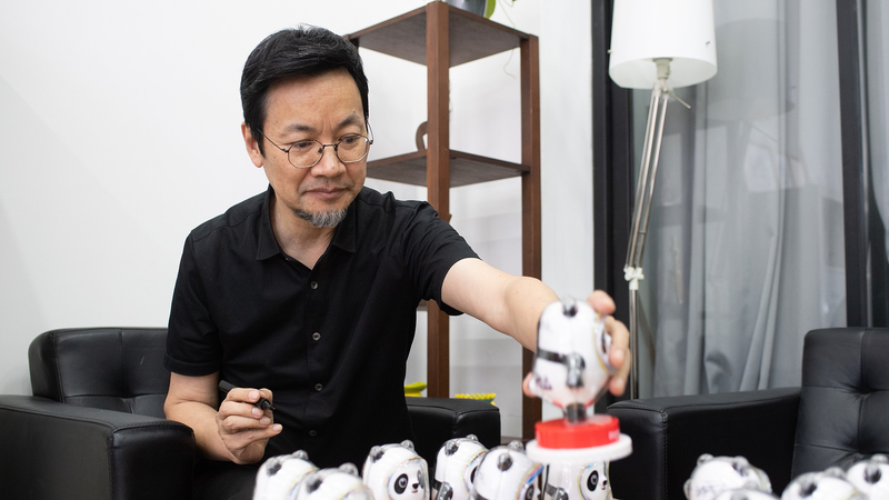 国際ニュース: ビンドゥンドゥンのデザイナーが語る 中国National Gamesと聖火リレー video poster