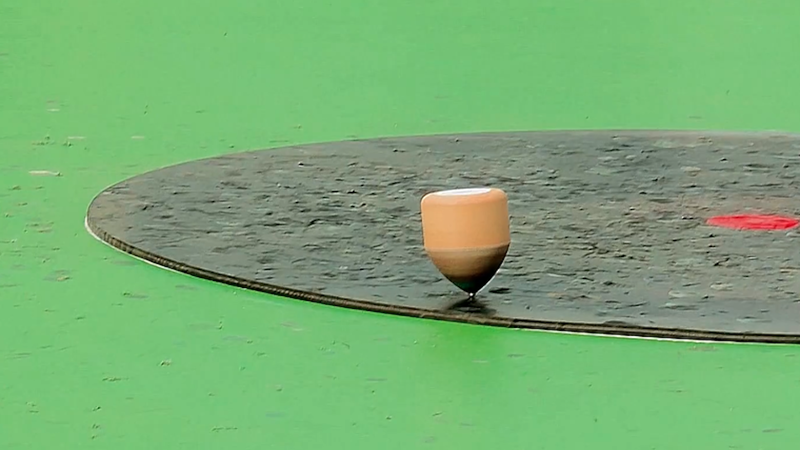 中国・三亜で伝統コマ回し復活　第12回民族体育大会で脚光 video poster