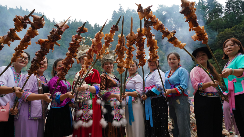 中国ニュース：広西ミャオ族の村で国慶節と収穫を祝う巨大バーベキュー