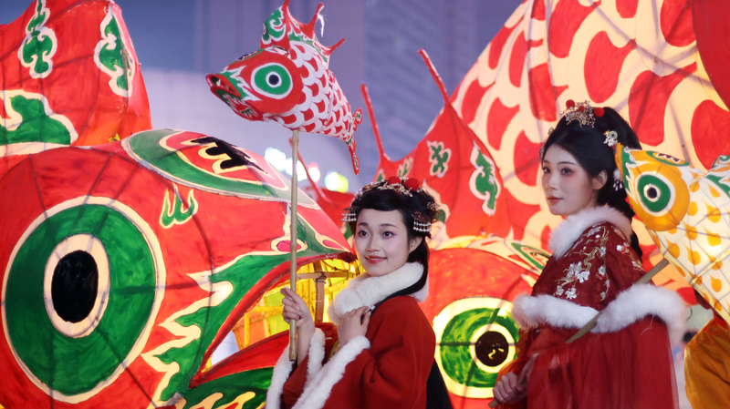 南京で巨大魚型ランタンが夜空を席巻　春節の縁起物「魚」が主役に