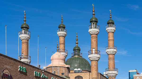 国際ニュース 中国人民銀行、新疆ウイグル自治区70周年記念の金銀貨を発表