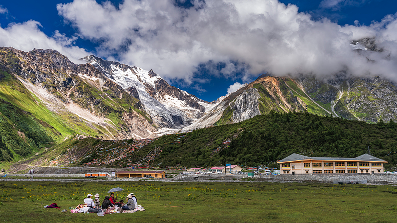 Xizang自治区成立60年　中央代表団が住民に記念品を贈呈