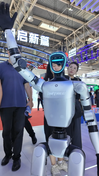 中国サプライチェーン博でロボット大集結　犬型からピアノ支援まで video poster