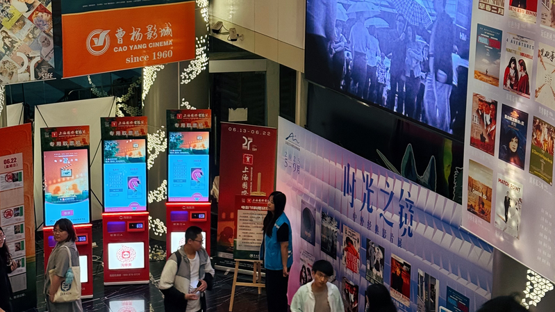 上海の老舗映画館・曹杨電影院がレトロ切符とアニメ壁画で再生