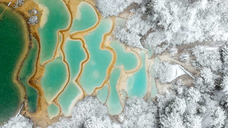 中国・九寨溝で今季初雪　2600の碧い池が白銀の世界に