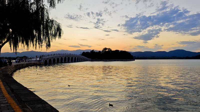 北京・頤和園の夕焼けが染めた黄金の昆明湖