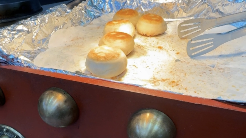 北京ストリートフード「men ding rou bing」と国際女性デーの小さな幸せ video poster