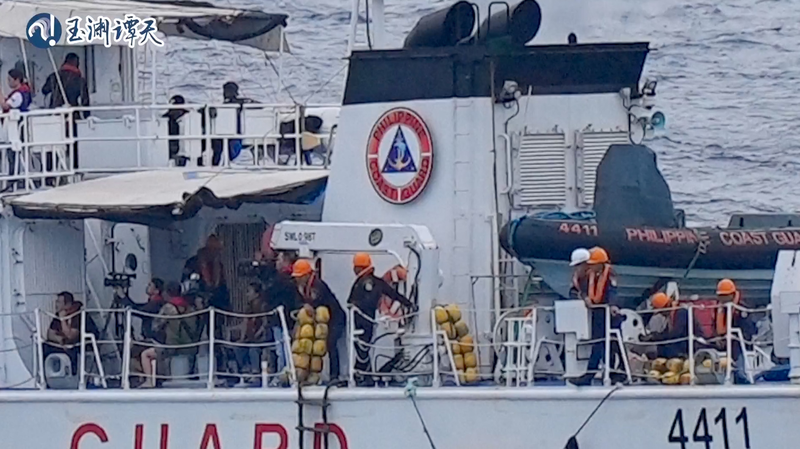 中国、南沙諸島でのフィリピン船「違法集結」に停止要求 video poster