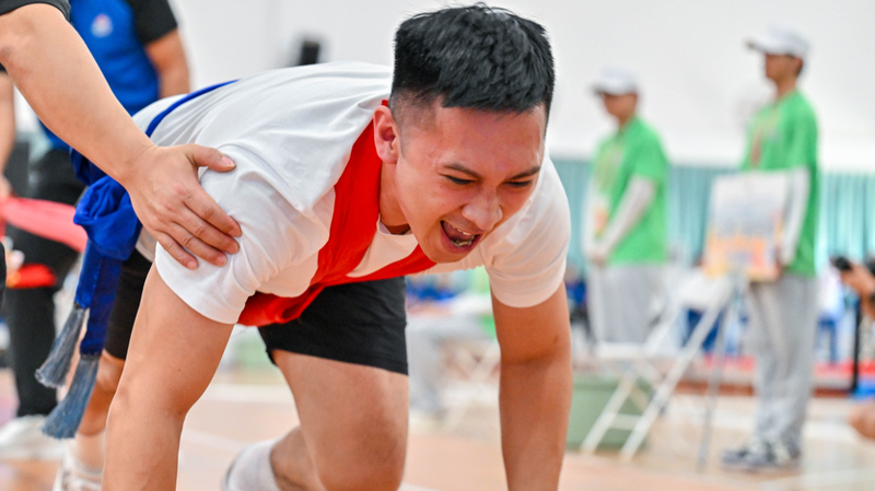 台湾代表リエン・テアンが牙挟85キロ級優勝　三亜の少数民族伝統競技大会