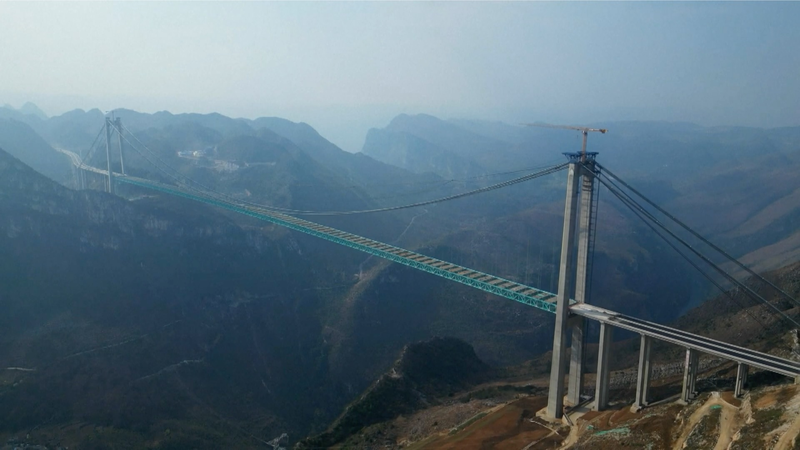 中国で世界一高い橋の主構造が完成　Huajiang Grand Canyon Bridgeとは video poster