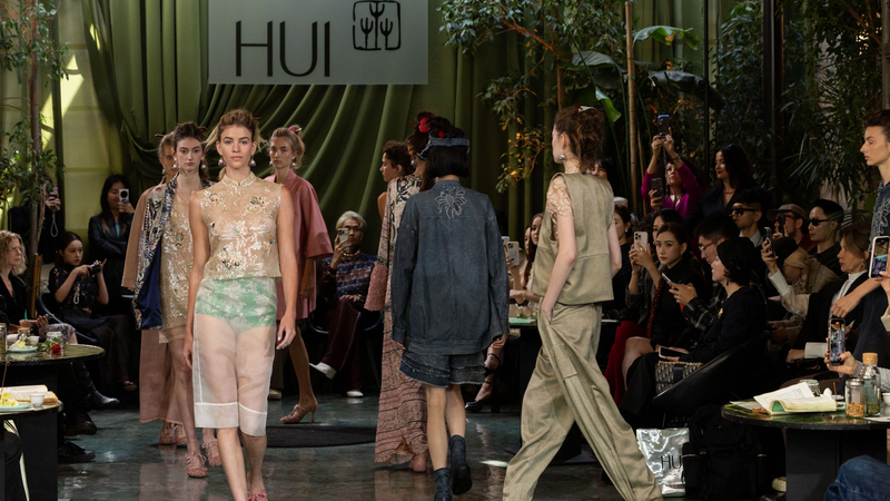 ミラノ・ファッションウィークで中国ブランドHUIが「銀の歌」を披露 video poster