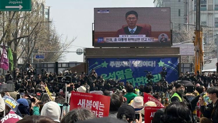 尹錫悦大統領を憲法裁判所が罷免　韓国政治は「転換期」に video poster