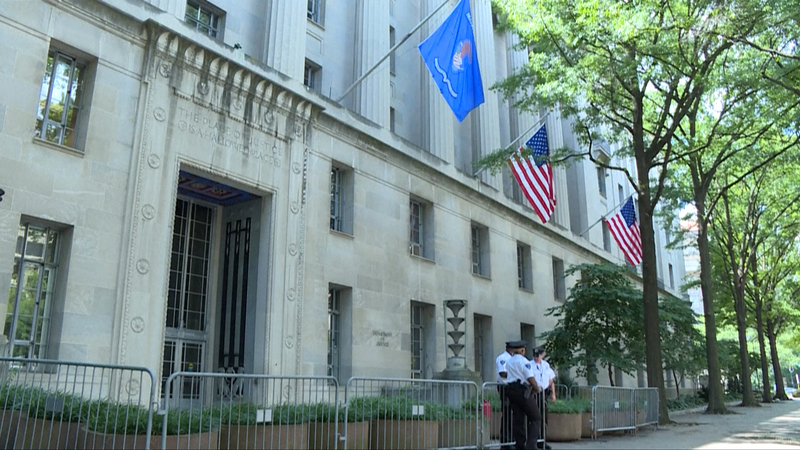 米国防総省、軍法務官600人を移民裁判所へ　一時判事起用に賛否 video poster