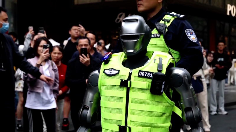深センでヒューマノイド警察ロボットが巡回　中国で進む実用化 video poster