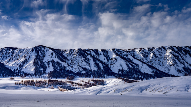 中国北西部・新疆ウイグル自治区の絶景　砂漠と雪山が出会う場所