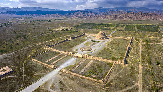 砂のささやき：西夏王朝を伝える謎の古墳群をたどる