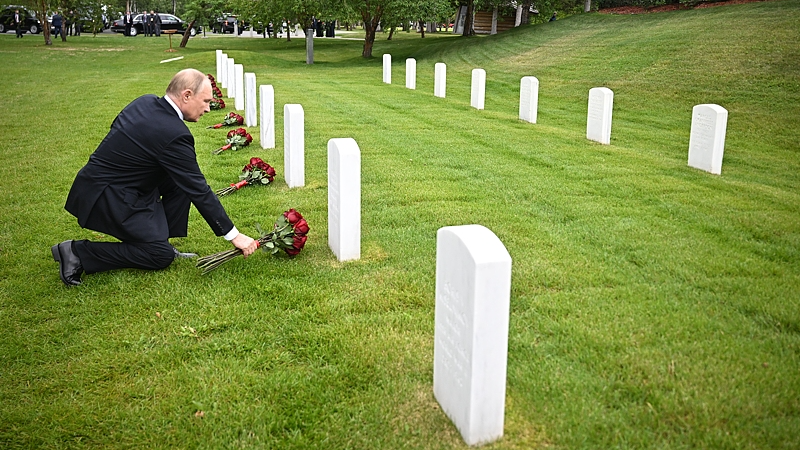プーチン大統領、アラスカでソ連パイロット墓参り　米ロの共有の歴史を強調