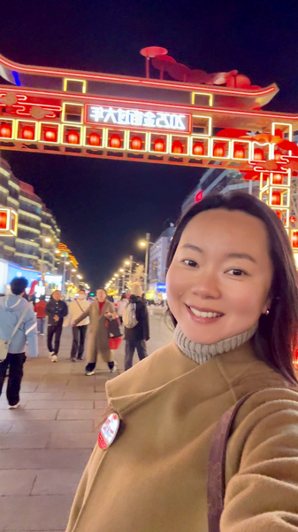 ルーシーの北京散歩：王府井ショッピングストリートで味わう旧と新 video poster