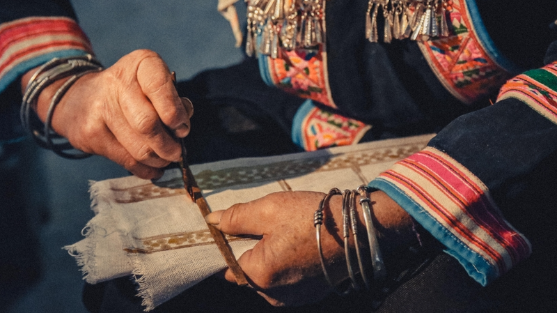 炎のそばで生まれる模様　貴州省ブイ族のバティック布