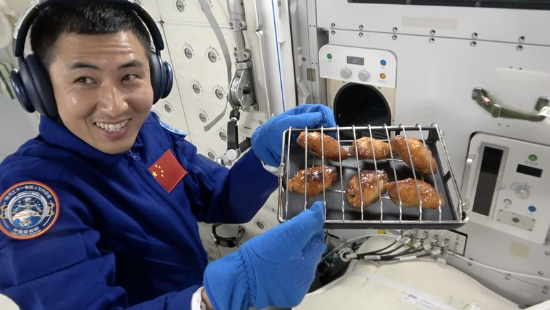 中国宇宙ステーションにスペースオーブン登場 宇宙飛行士が焼き立て料理 video poster