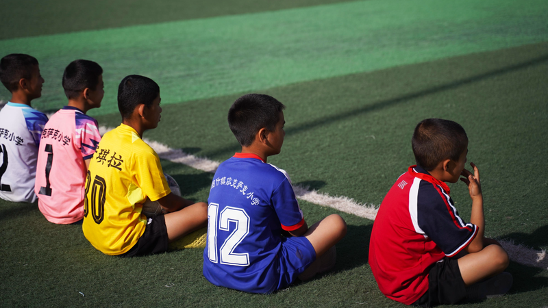 新疆ウイグル自治区の彩り：サッカーとイチジクがつなぐ村の暮らし