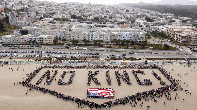 全米で「ノー・キングズ・デー」　トランプ政権への抗議デモ拡大 video poster