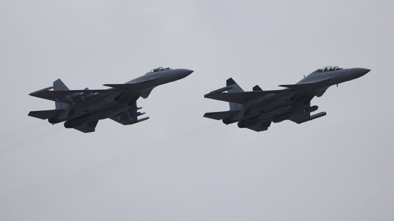 中国の新型空母艦載機J-15Dが初公開　珠海航空ショー直前の訓練で