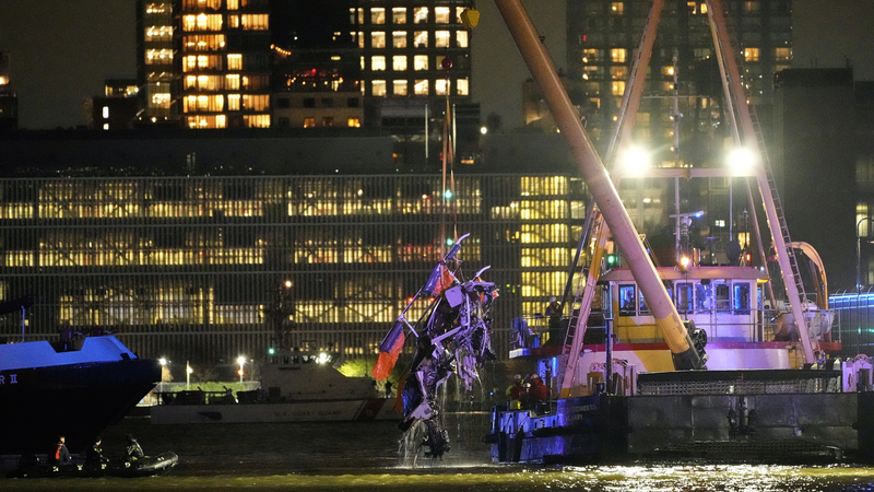 NYハドソン川でヘリ墜落　家族含む6人死亡を市長が発表 video poster