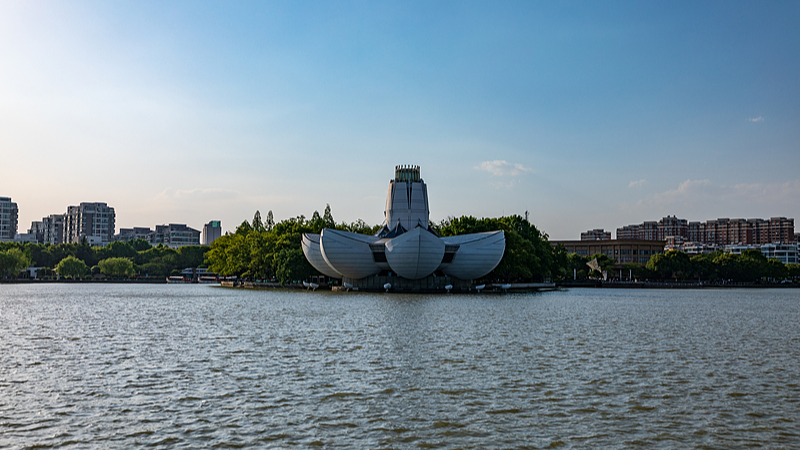 中国浙江省の東湖を歩く 九匹の龍が珠で遊ぶ湖の物語 video poster