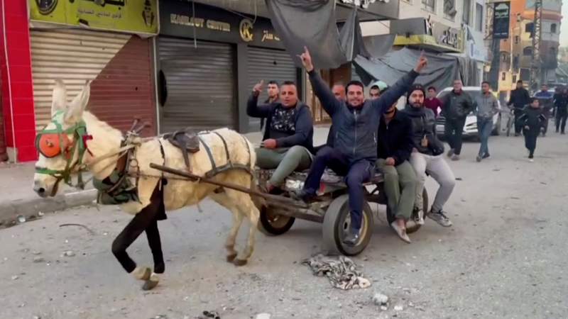 ガザ北部の避難パレスチナ人、停戦発効で高まる帰還への期待 video poster