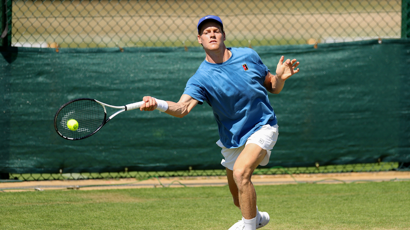 ウィンブルドン国際ニュース: 世界1位シナーの芝への挑戦