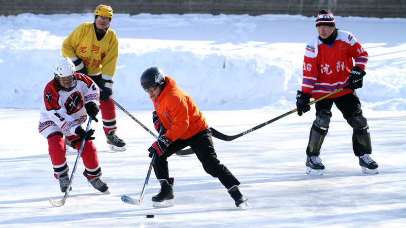 瀋陽のシニアが氷上で躍動　平均65歳のアイスホッケーチーム