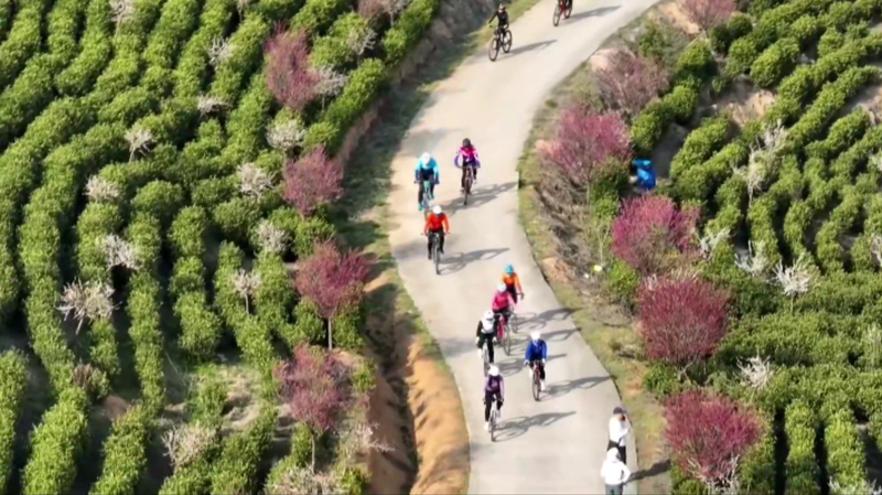 春の中国経済ブーム　アウトドア需要が映す新しい消費トレンド video poster