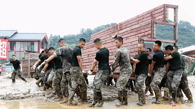 中国で極端気象、緊急対応レベル引き上げ　洪水と猛暑が同時進行