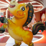 深圳メトロに春節ガラ2026「午年」マスコット店、通勤空間で年の瀬に先取り