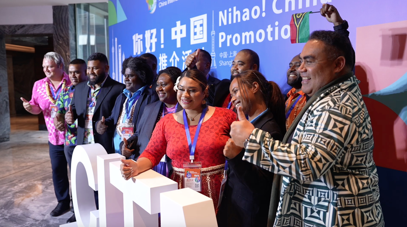 6PU6N6MKPU4S46URJK4C - NewsTomo – 日本語で読む、世界のニュースハブ 中国、ビザ免除を38カ国に拡大 「China Travel」ブームの背景 video poster