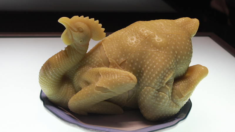 広東料理の白切鶏が玉の美術品に　食卓の一皿が博物館で輝く