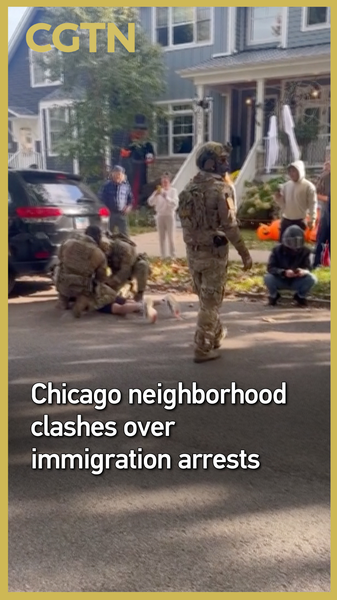 シカゴの住宅街で移民摘発巡り混乱　強硬な移民政策に抗議拡大 video poster