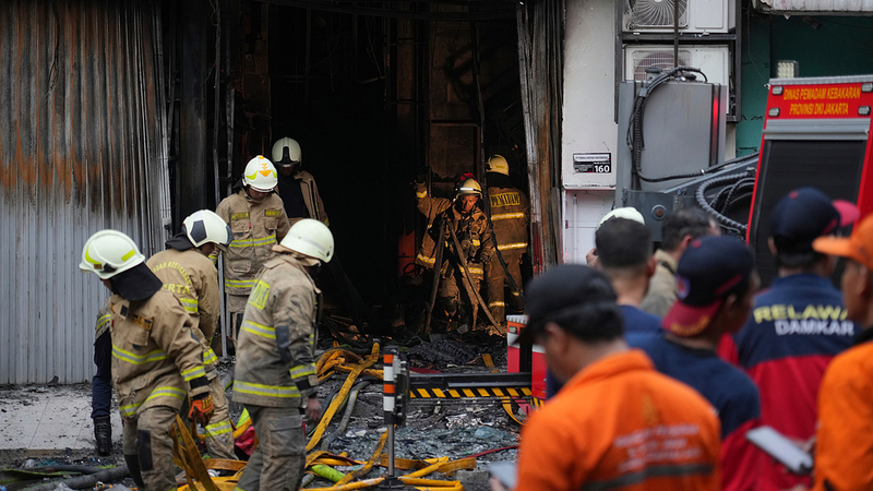 ジャカルタで7階建てオフィスビル火災　消火後も続く避難活動 video poster