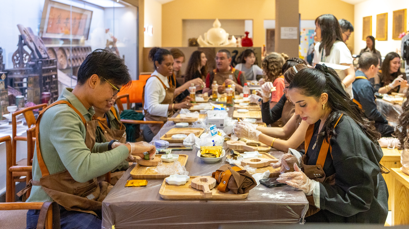 北京で若者が月餅文化を体験　中秋節と中国菓子型ミュージアムを訪問