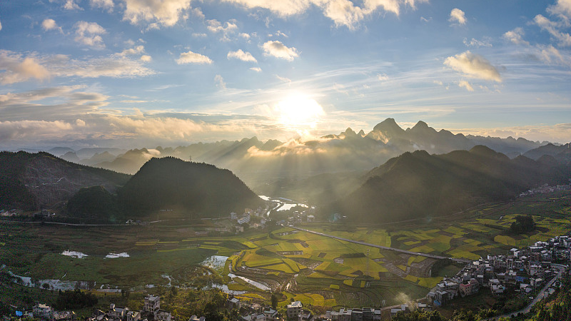 中国南西部・万峰林カルスト森を行く　峰々が生む絶景と布依族の文化 video poster