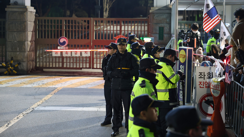 韓国ユン大統領の勾留取り消しと釈放　検察抗告見送りの意味 video poster