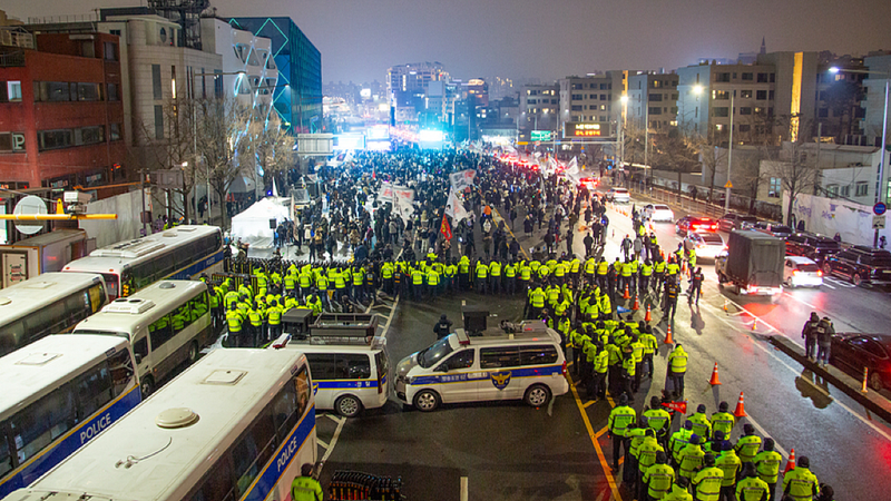韓国で尹錫悦氏に逮捕状　政治的混乱と国際的評判悪化の懸念 video poster