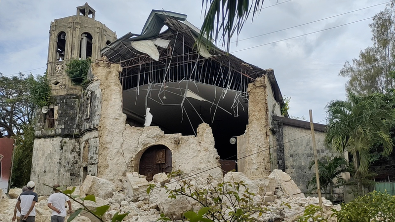 フィリピン中部でM6.9地震　死者69人に増加　被災地で救援続く video poster