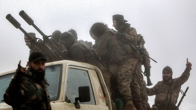 シリア・レバノン国境衝突でシーア派一族退避　新シリア軍とレバノン軍が対峙