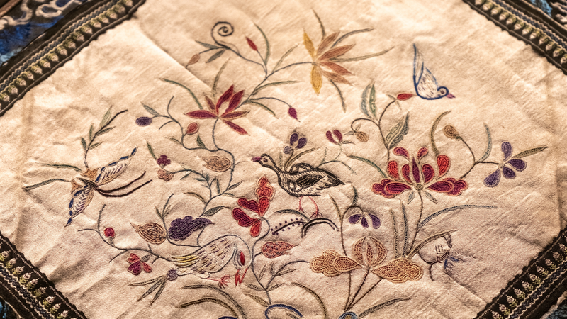 日常を縫いとめる小さな布小物　女性たちの手しごとと心の儀式