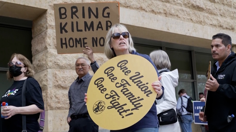 米連邦最高裁、誤送還の男性の帰国支援を命令　保守派多数が下した判断 video poster